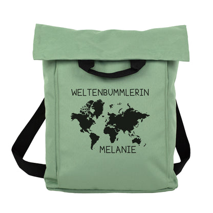 Mintgrüner 2-in-1 Rucksack mit Weltkarten-Motiv, Wunschtext „Weltenbummlerin“ und Name „Melanie“ freigestellt auf hellem Hintergrund