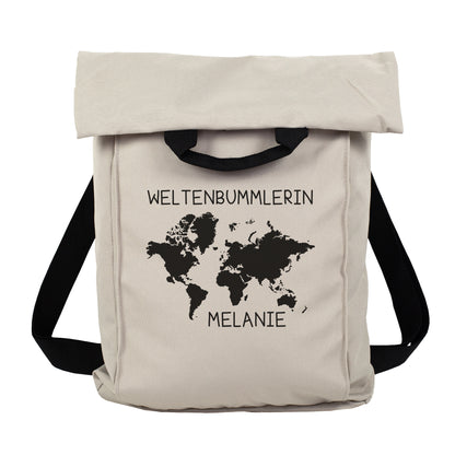 Beiger 2-in-1 Rucksack mit Weltkarten-Motiv, Wunschtext „Weltenbummlerin“ und Name „Melanie“ freigestellt auf hellem Hintergrund