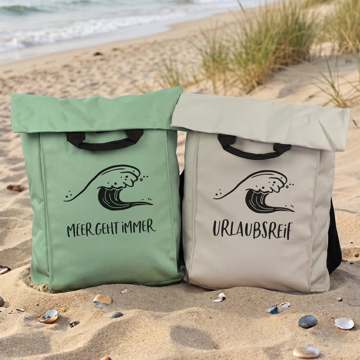 Jadegrüner und beiger Rucksack mit Wellenmotiv und Wunschtext am Strand
