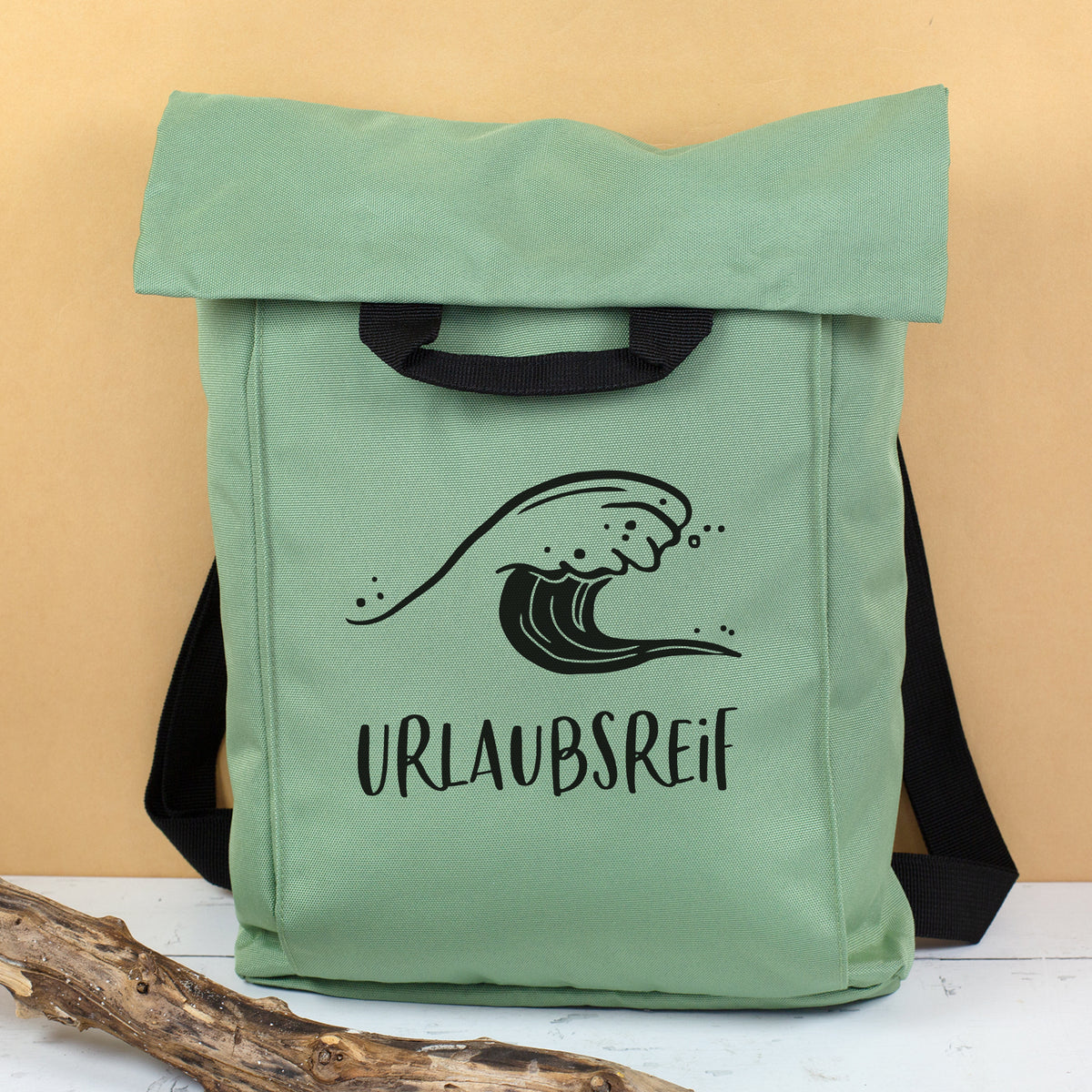 Jadegrüner 2-in-1 Rucksack mit Wellenmotiv und Wunschtext Urlaubsreif