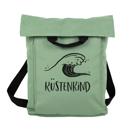 Jadegrüner 2-in-1 Rucksack mit Wellenmotiv und Wunschtext Küstenkind vor weißem Hintergrund