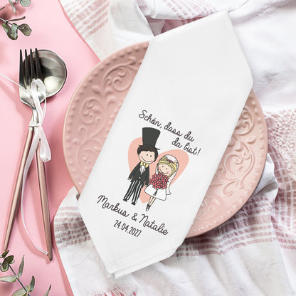 Hochzeitsserviette Baumwolle mit Namen Datum und Brautpaar auf festlich gedecktem Tisch