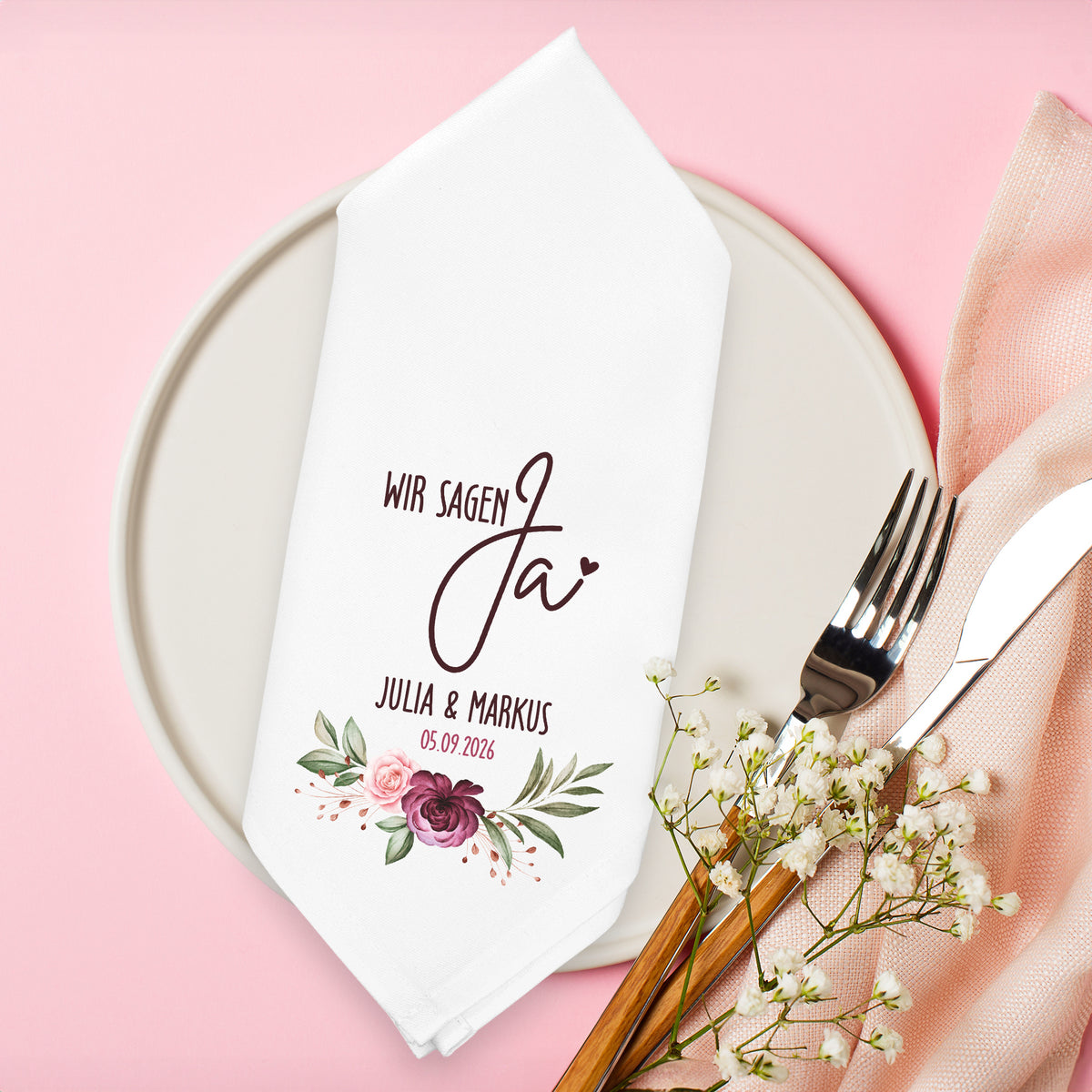 Personalisierte Stoffserviette Hochzeit Wir sagen Ja mit Blumenmotiv Namen und Datum auf Teller dekoriert