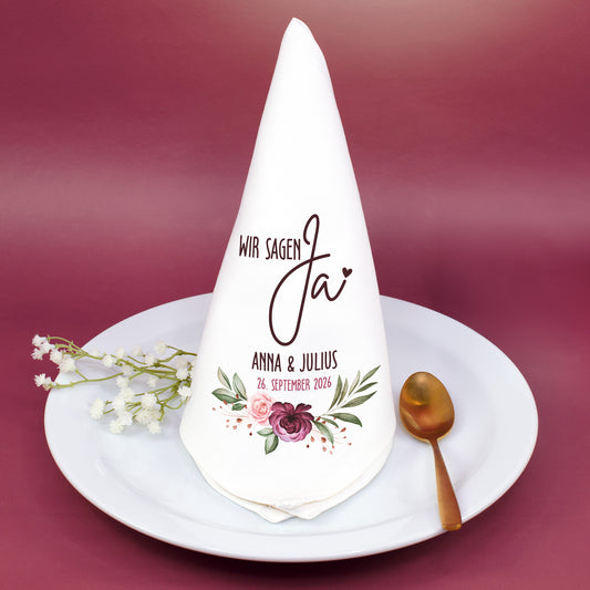 Stoffserviette Hochzeit personalisiert mit Namen und Datum im floralen Design auf gedecktem Tisch