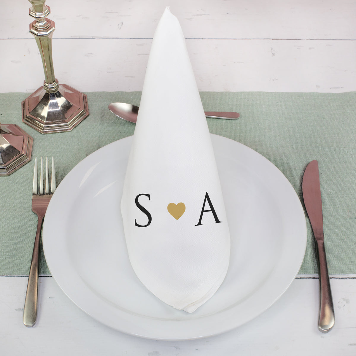 Stoffserviette Hochzeit mit Initialen S und A gefaltet auf festlich gedecktem Tisch