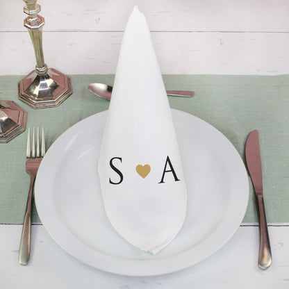 Stoffserviette Hochzeit mit Initialen S und A gefaltet auf festlich gedecktem Tisch