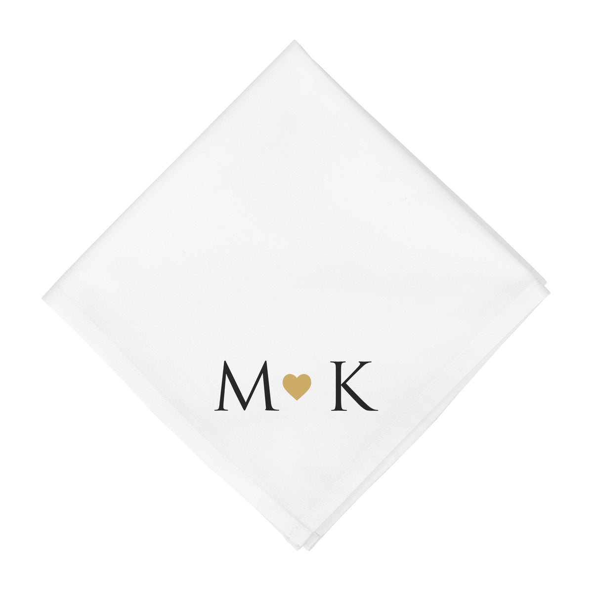 Flach ausgelegte Stoffserviette mit Initialen und Herzmotiv für Hochzeit personalisiert