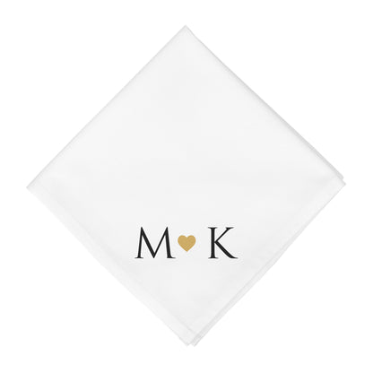Flach ausgelegte Stoffserviette mit Initialen und Herzmotiv für Hochzeit personalisiert