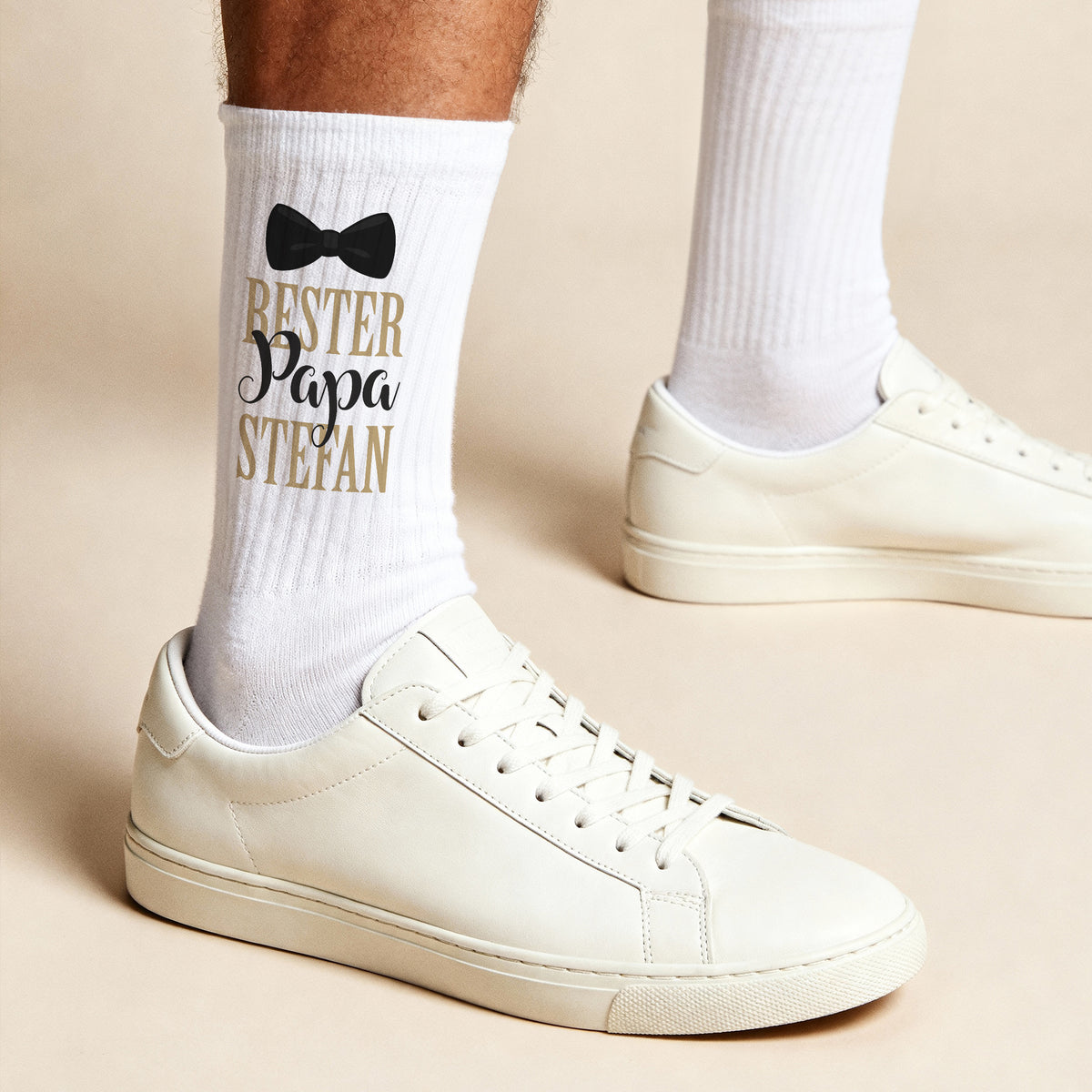 Weiße Herrensocken mit Aufdruck „Bester Papa“ und individuellem Namen Detailansicht