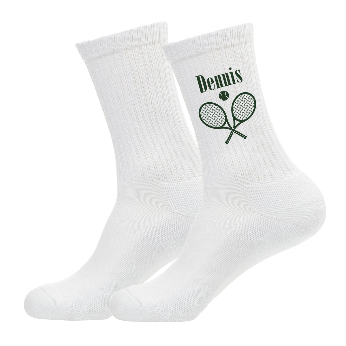 Freigestelltes Paar weiße Tennissocken mit Name Dennis, Tennisschlägern und Tennisball