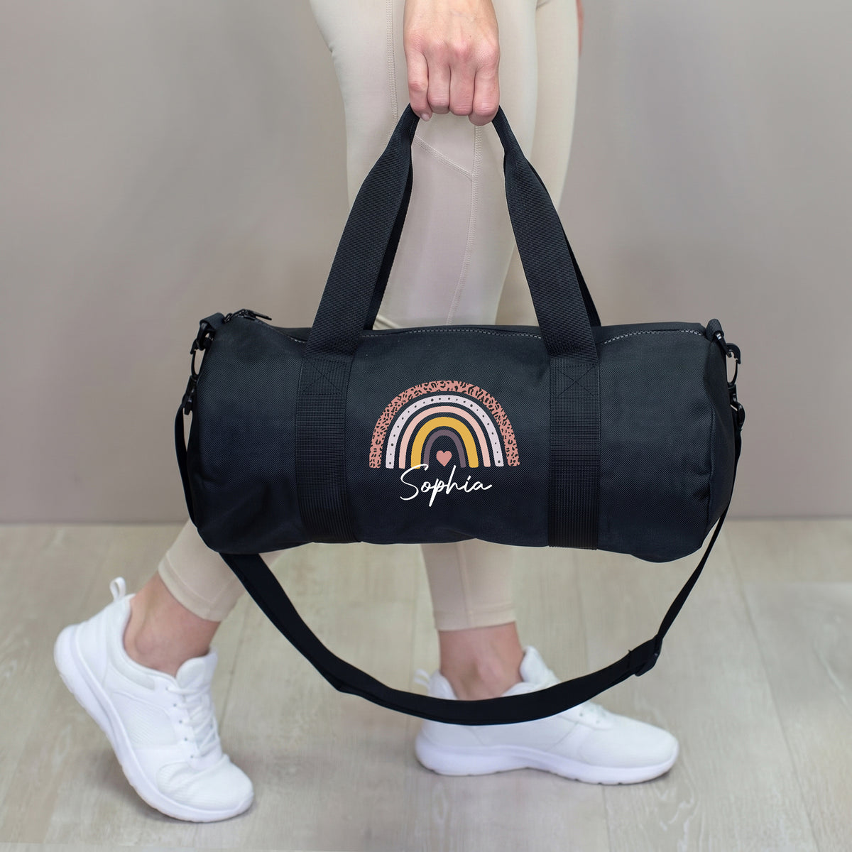 Schwarze Sporttasche mit Regenbogen Motiv und Name Sophia als Trainingstasche für Mädchen und Frauen