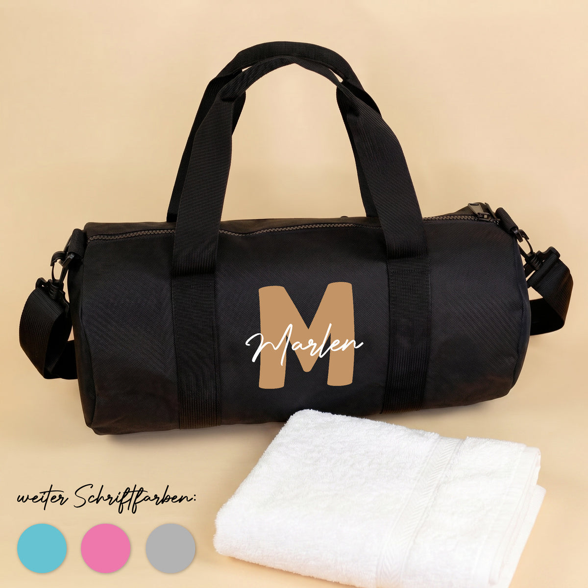 Schwarze personalisierte Sporttasche mit brauner Initiale M und Name Marlen, daneben Handtuch und wählbare Schriftfarben