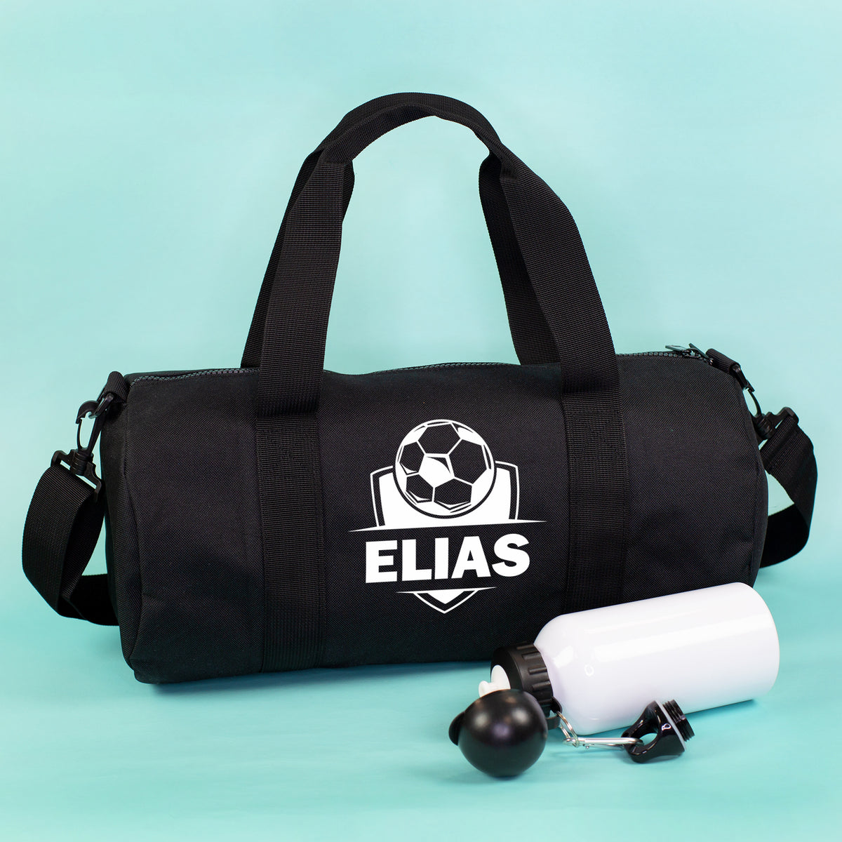 Personalisierte schwarze Sporttasche mit Fußball-Motiv und Name Elias neben Trinkflasche