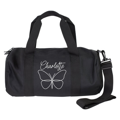 Personalisierte schwarze Sporttasche mit Schmetterling und Name Charlotte mit Schultergurt vor weißem Hintergrund