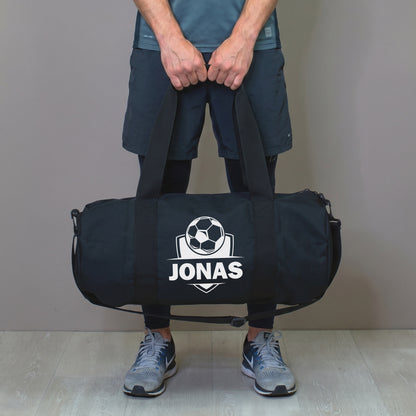 Mann hält personalisierte Fußballtasche mit Name Jonas in der Hand