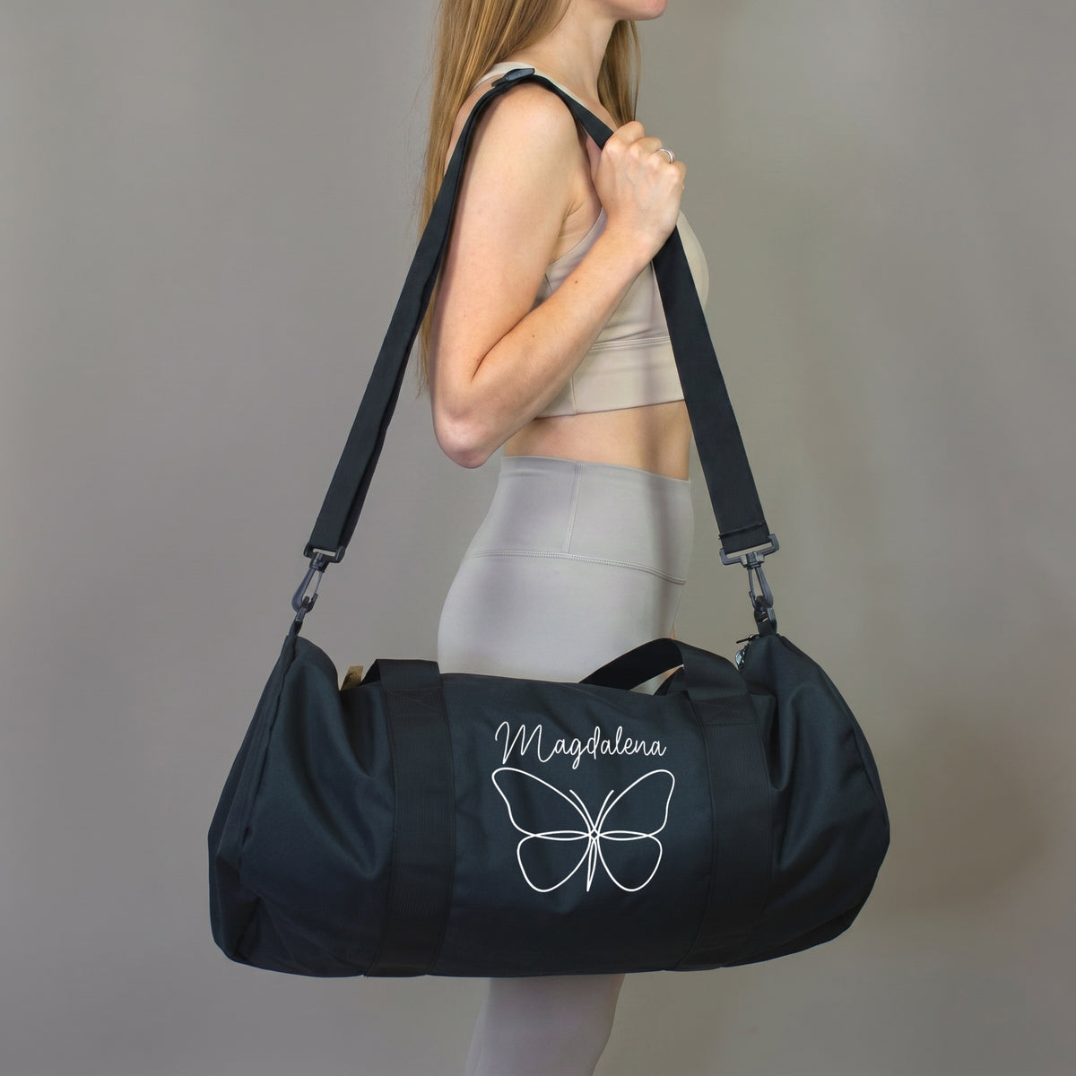 Personalisierte XL Sporttasche mit Schmetterling und Name Magdalena über der Schulter getragen