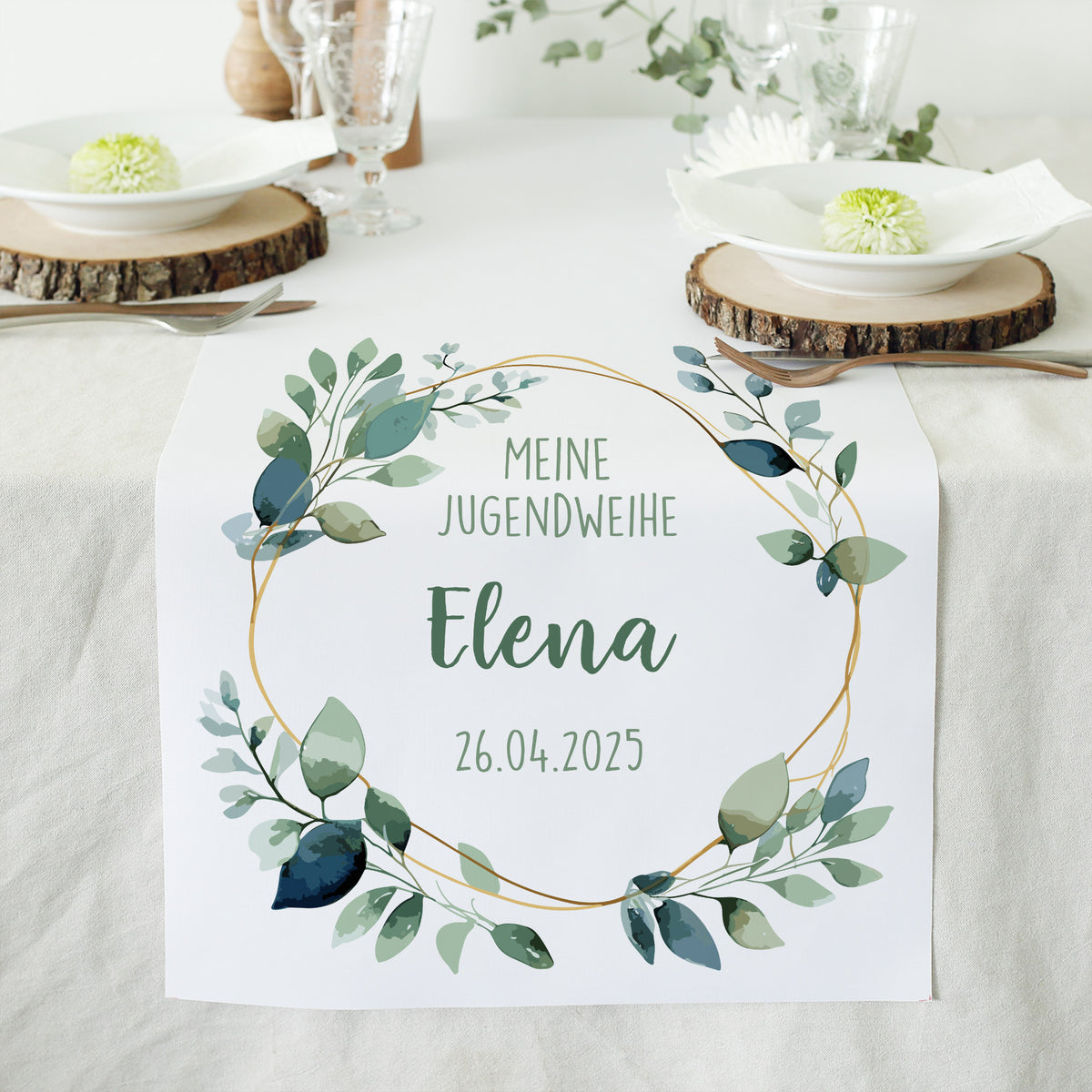 Tischläufer zur Jugendweihe mit Eukalyptus-Motiv, Name Elena, auf hellem Tisch mit Holzuntersetzern und Besteck
