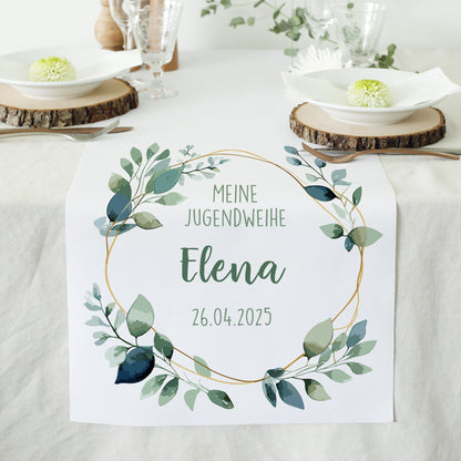 Tischläufer zur Jugendweihe mit Eukalyptus-Motiv, Name Elena, auf hellem Tisch mit Holzuntersetzern und Besteck