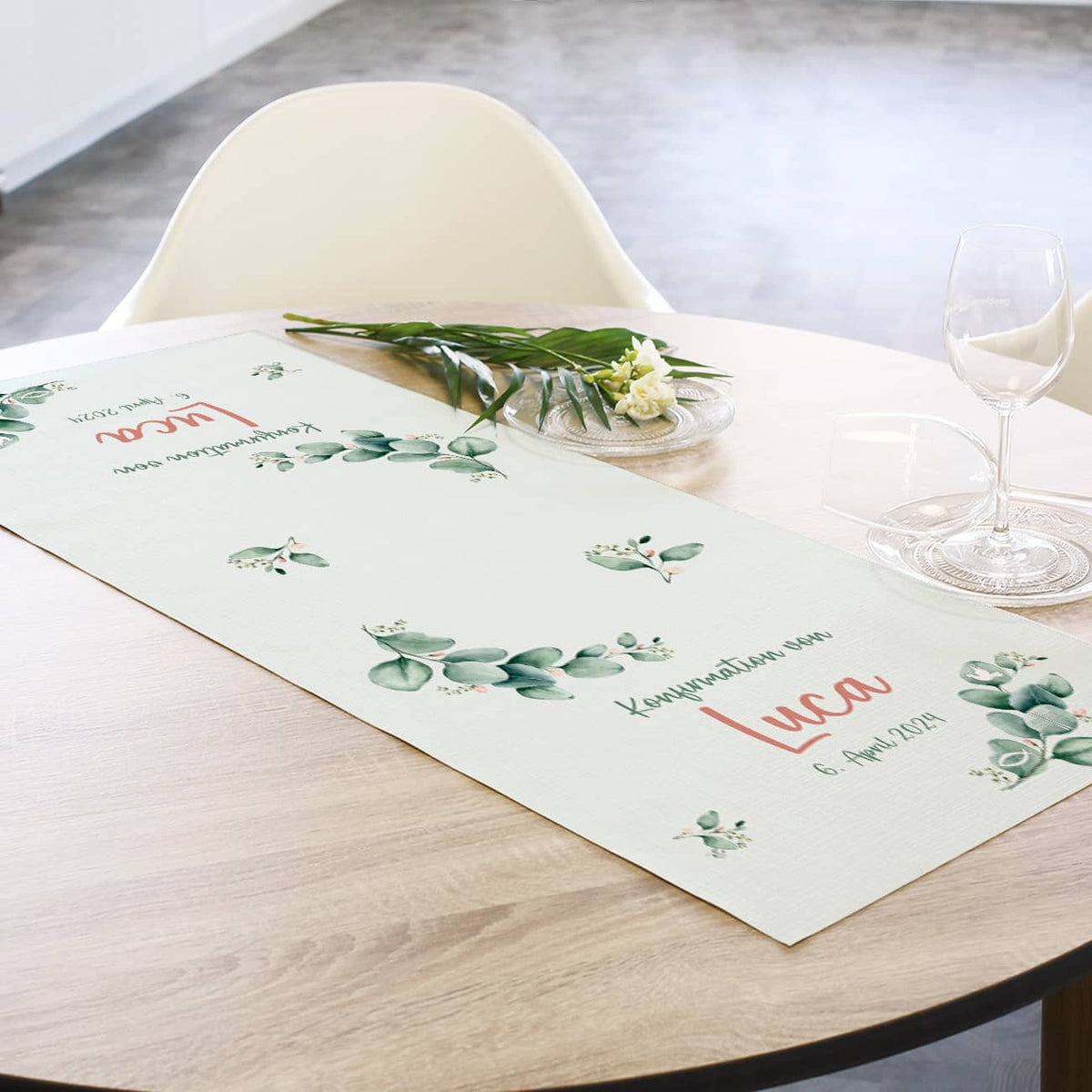 Tischläufer mit Eukalyptus-Motiv zur Konfirmation