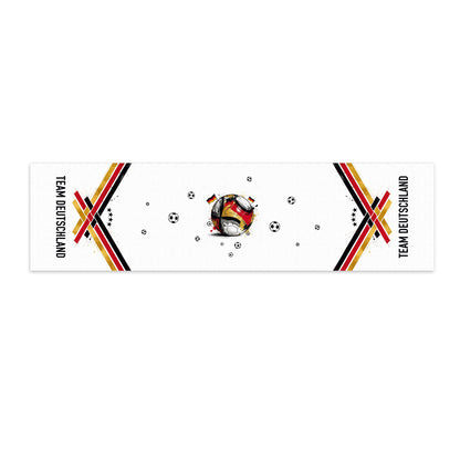 Fußball Tischläufer mit Deutschland-Motiv, Fußballgrafik und Wunschtext Team Deutschland in der Übersicht