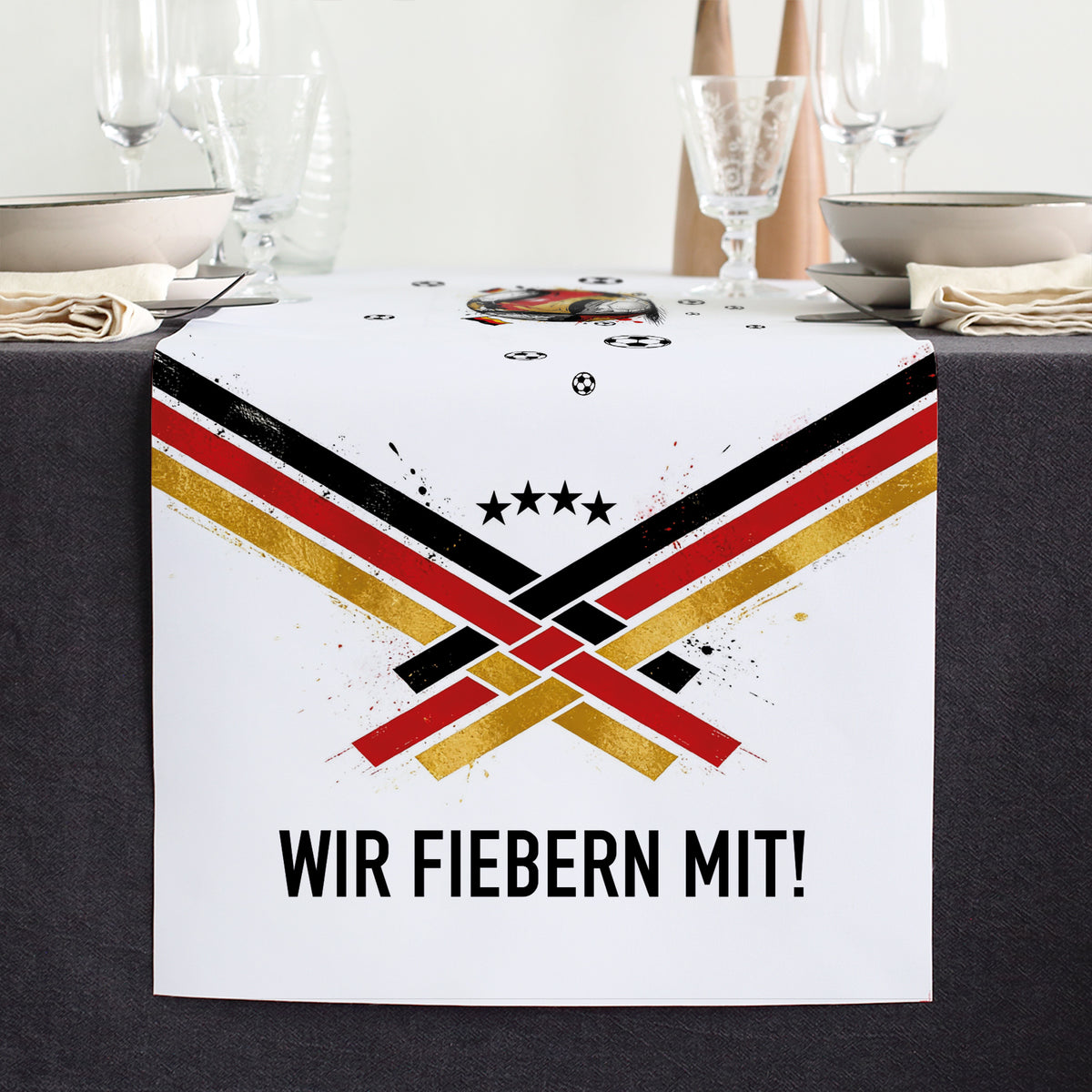Personalisierter Fußball Tischläufer mit Wunschtext Wir fiebern mit auf gedecktem Tisch