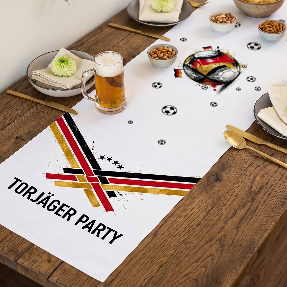 Fußball Tischläufer mit Wunschtext Torjäger Party auf gedecktem Holztisch mit Bierglas und Snacks