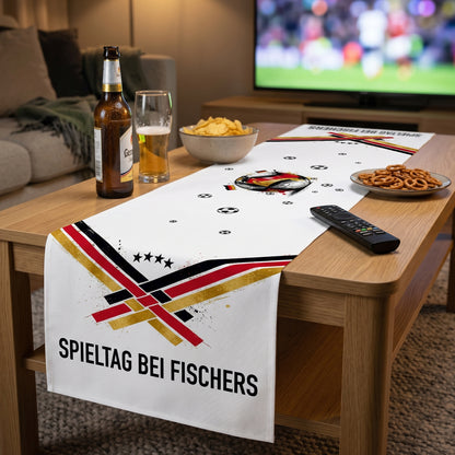 Personalisierter Fußball Tischläufer mit Wunschtext Spieltag bei Fischers auf Couchtisch vor Fernseher