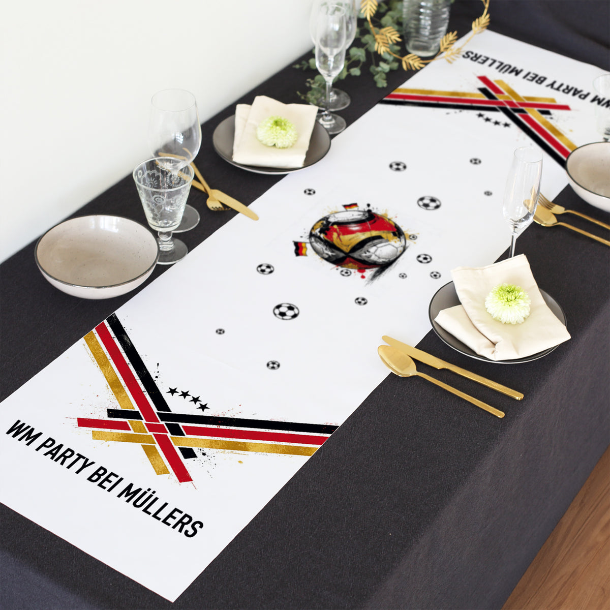 Personalisierter Fußball Tischläufer mit Wunschtext WM Party bei Müllers auf festlich gedecktem Tisch