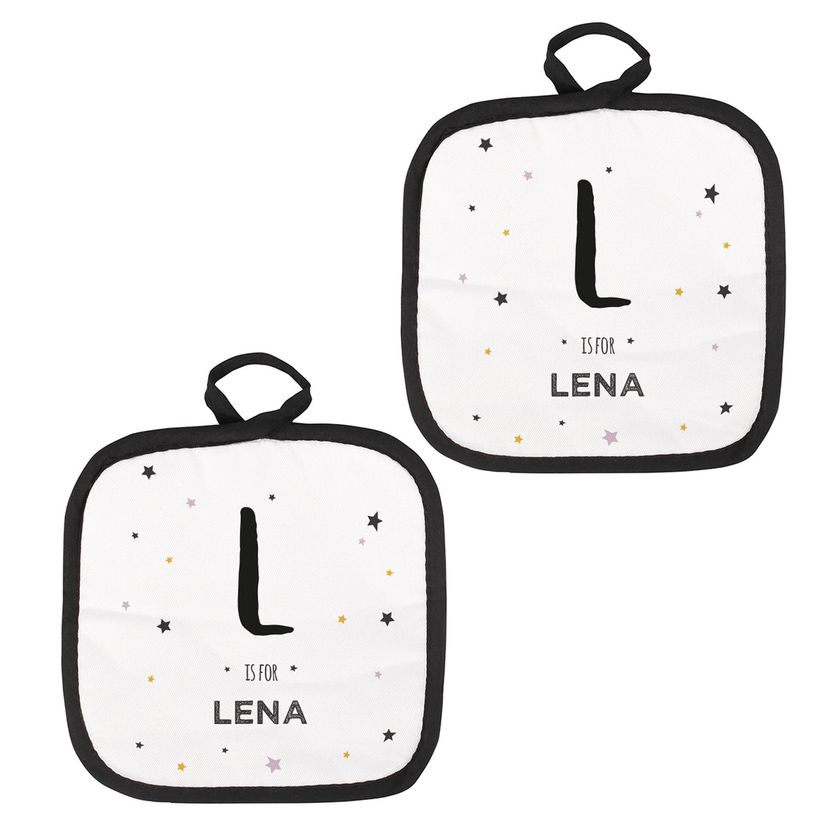 Zwei personalisierte Topflappen mit Initial und Name freigestellt auf weißem Hintergrund