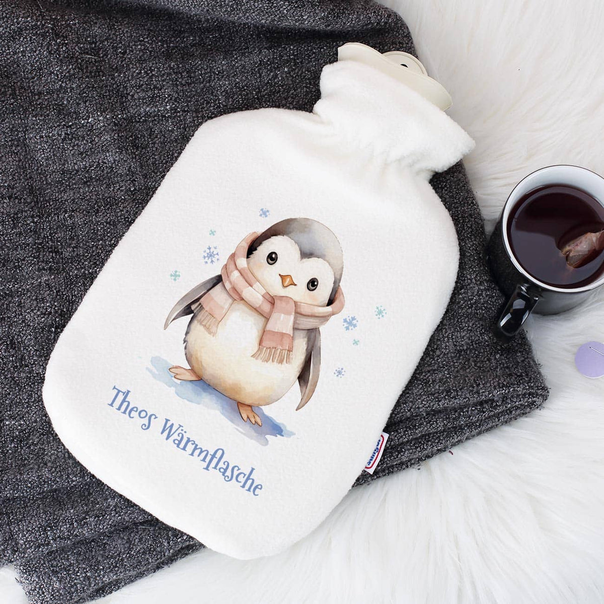 Kuschelige Wärmflasche mit niedlichem Pinguin und Wunschtext