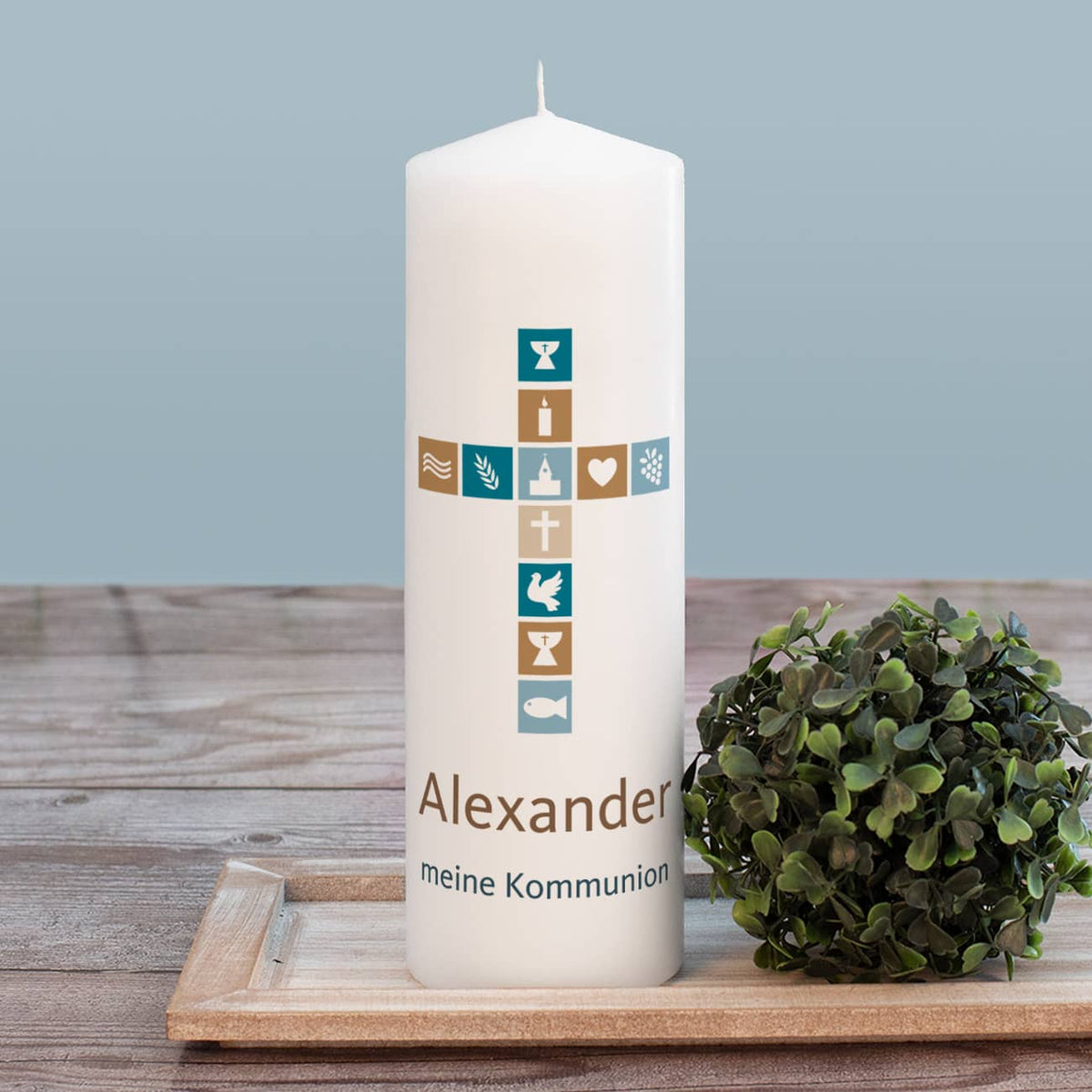 Kerze Kommunion mit Name, Wunschtext sowie Kreuz in blau und braun, 25 x 8 cm