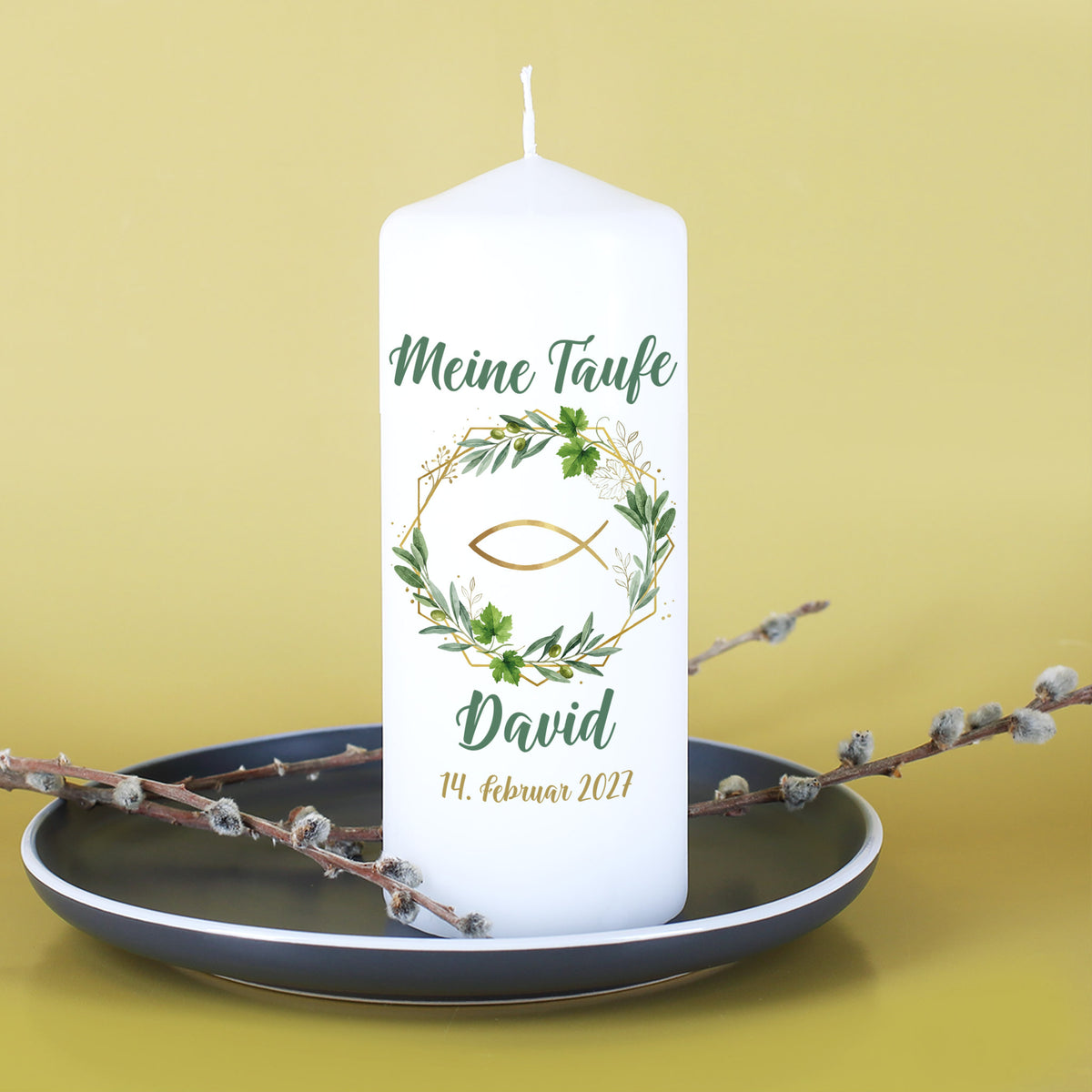 Taufkerze mit Schriftzug „Meine Taufe“ und Fischsymbol im Oliven und Wein Stil