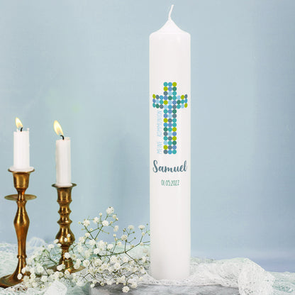 Kommunionkerze mit grün-blau-gepunktetem Kreuz, Name und Datum und Wunschtext auf der Rückseite; 6x38cm