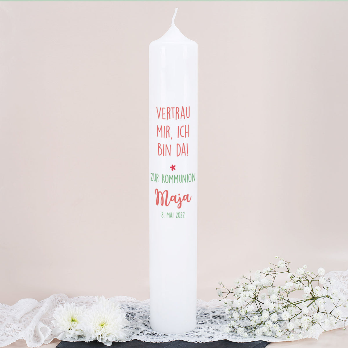 Rückseite der bedruckten Kommunionkerze mit Name, Datum, Spruch/ Psalm und buntem Kreuz 