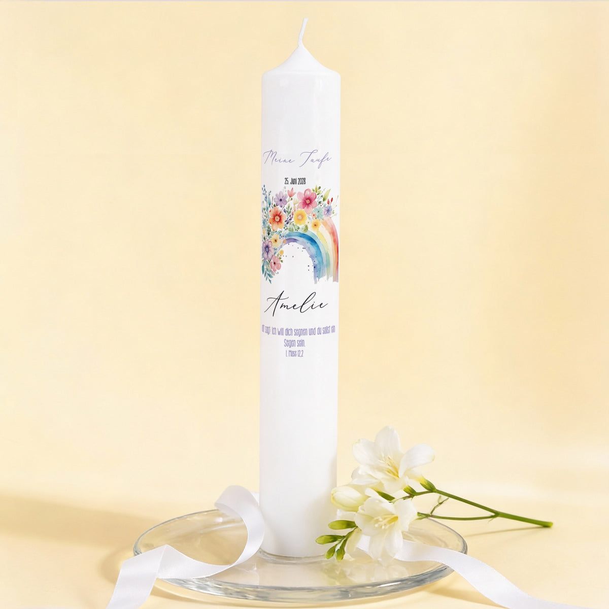 XXL Kerze mit Regenbogen-Blumenmotiv zur Taufe, personalisiert mit Anlass, Name und Datum, fotografiert vor hellem Hintergrund