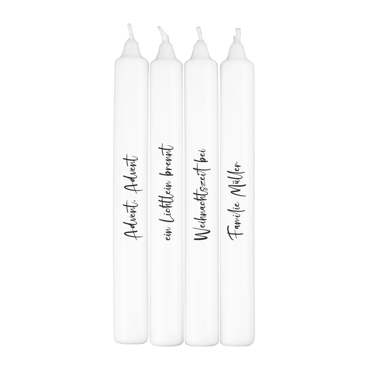 Set aus vier weißen Stabkerzen mit personalisierbarer schwarzer Schrift in der Studioansicht.