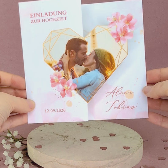 Hochzeitseinladung – Faltkarte mit Foto im Polygon-Herz