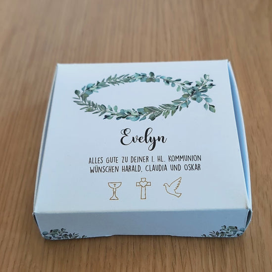 Halskette mit graviertem Kreuz-Anhänger (mit Kleeblatt, Fisch, Herz, Kelch oder Engelsflügel) und persönlich bedruckter Geschenkbox zur Geburt, Taufe, Kommunion oder Konfirmation