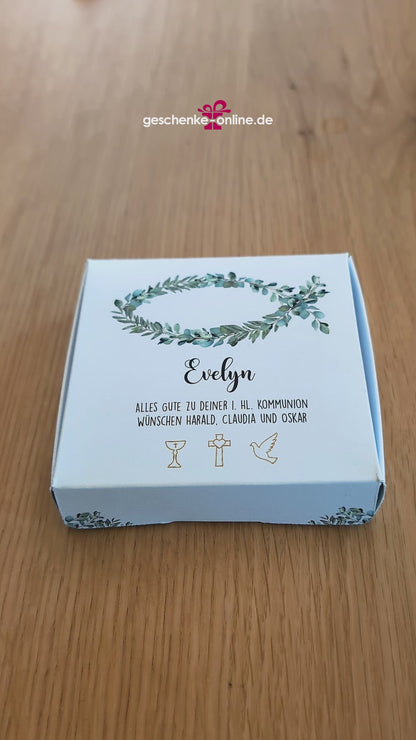 Halskette mit graviertem Kreuz-Anhänger (mit Kleeblatt, Fisch, Herz, Kelch oder Engelsflügel) und persönlich bedruckter Geschenkbox zur Geburt, Taufe, Kommunion oder Konfirmation