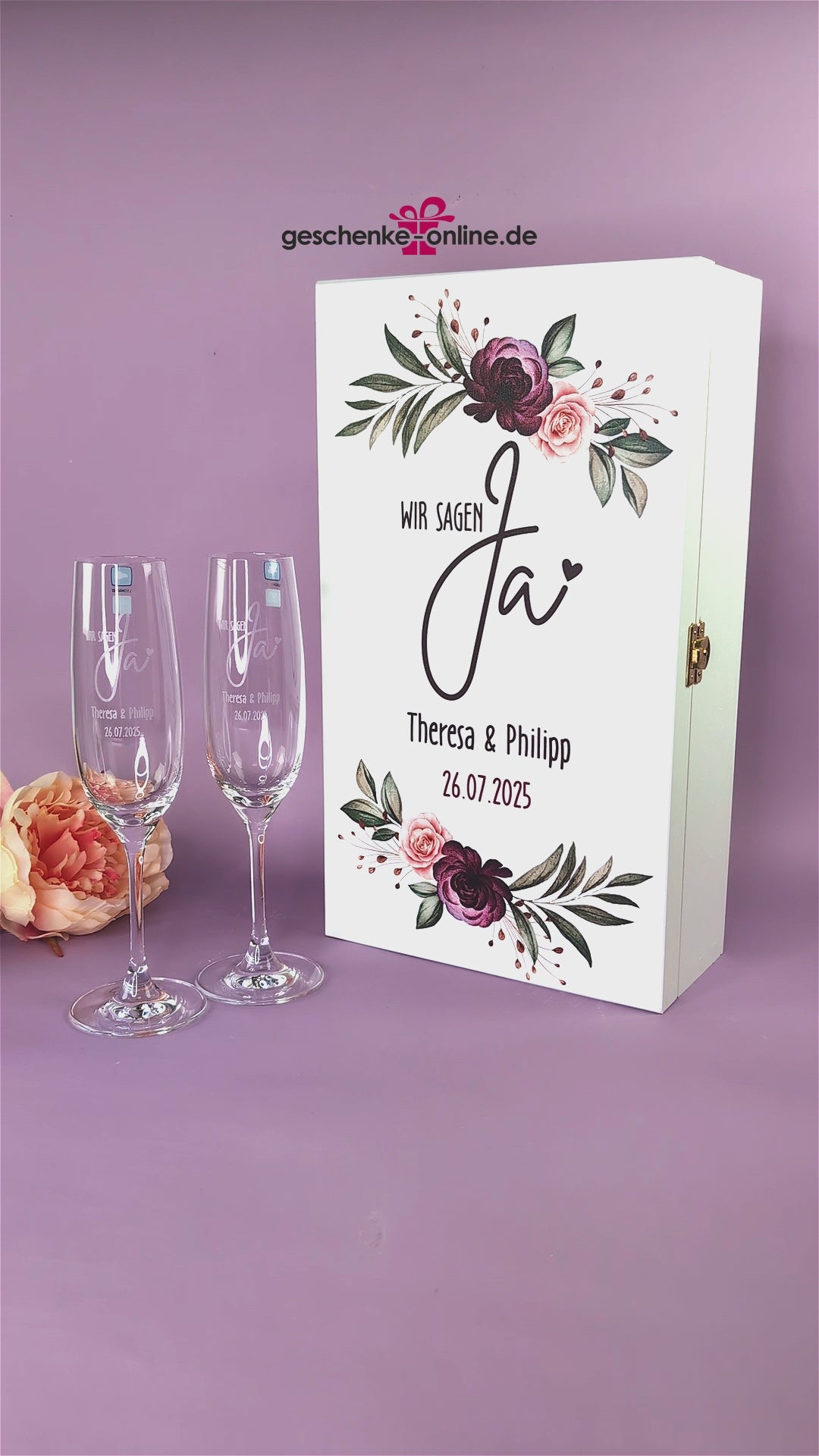 personalisiertes Geschenkset zur Hochzeit mit 2 gravierten Sektgläsern und bedruckter Holzbox in weiß