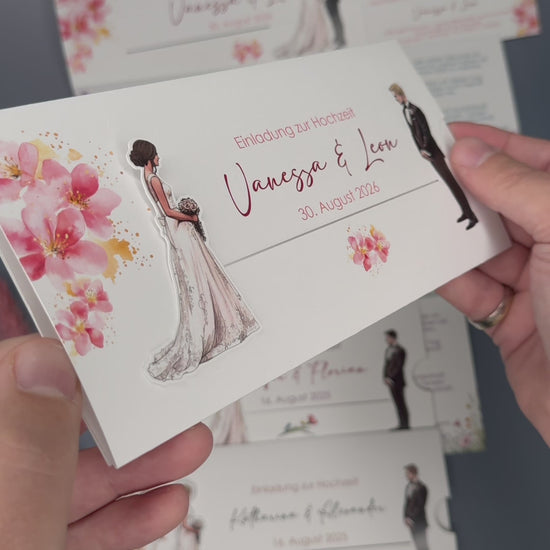 Hochzeitseinladung - Ziehkarte mit Brautpaar und rosa Blumen-Hintergrund
