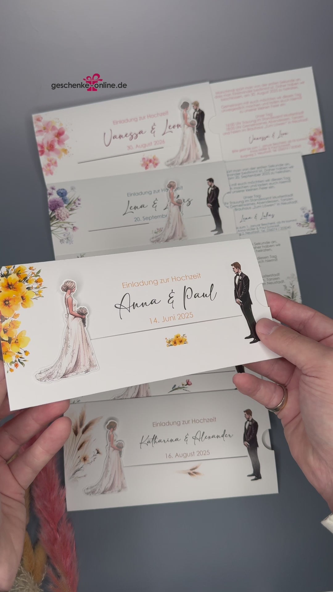 Hochzeitseinladung - Ziehkarte mit Brautpaar und gelbem Blume-Hintergrund