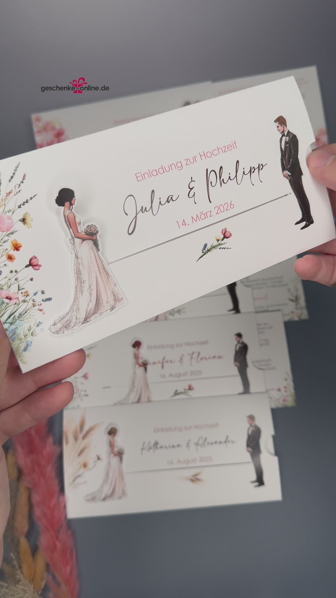 Hochzeitseinladung - Ziehkarte mit Brautpaar und Wiesenblumen-Hintergrund