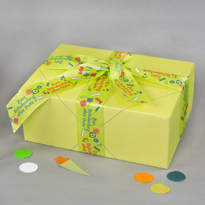 Gelbe Geschenkbox mit dekorativem Geschenkband zur Einschulung und Aufschrift Zum Schulanfang alles Gute
