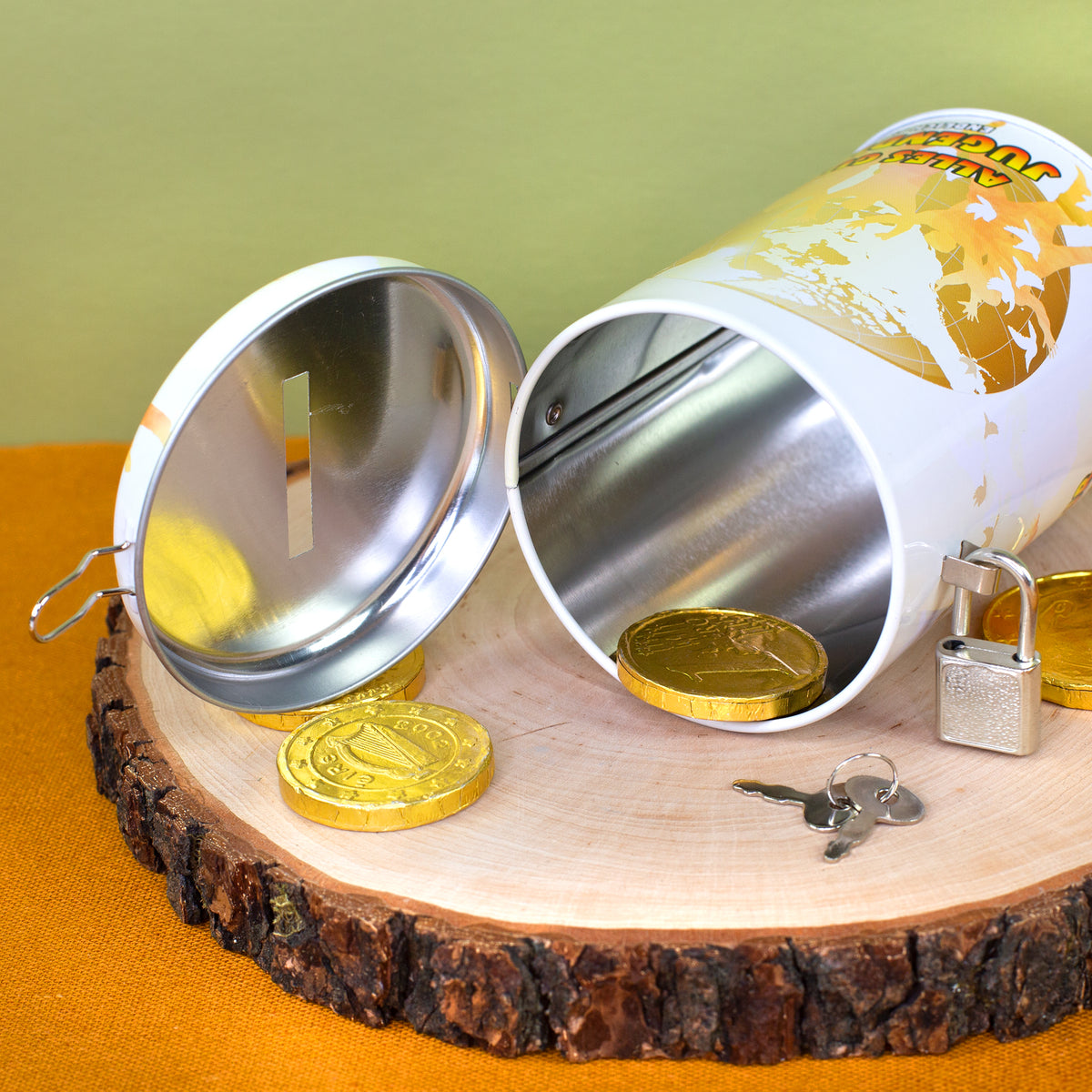 Geöffnete Metall-Spardose mit Schloss und zwei Schlüsseln als Geschenk zur Jugendweihe