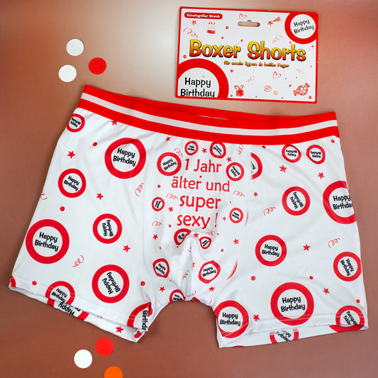 Lustige Boxer Shorts zum Geburtstag in Weiß und Rot mit Happy Birthday Muster, Spruch 1 Jahr älter und super sexy und Verpackung