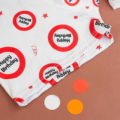 Detailaufnahme vom Saum der Boxer Shorts mit weiß-rotem Happy Birthday Muster und kleinen Party-Motiven