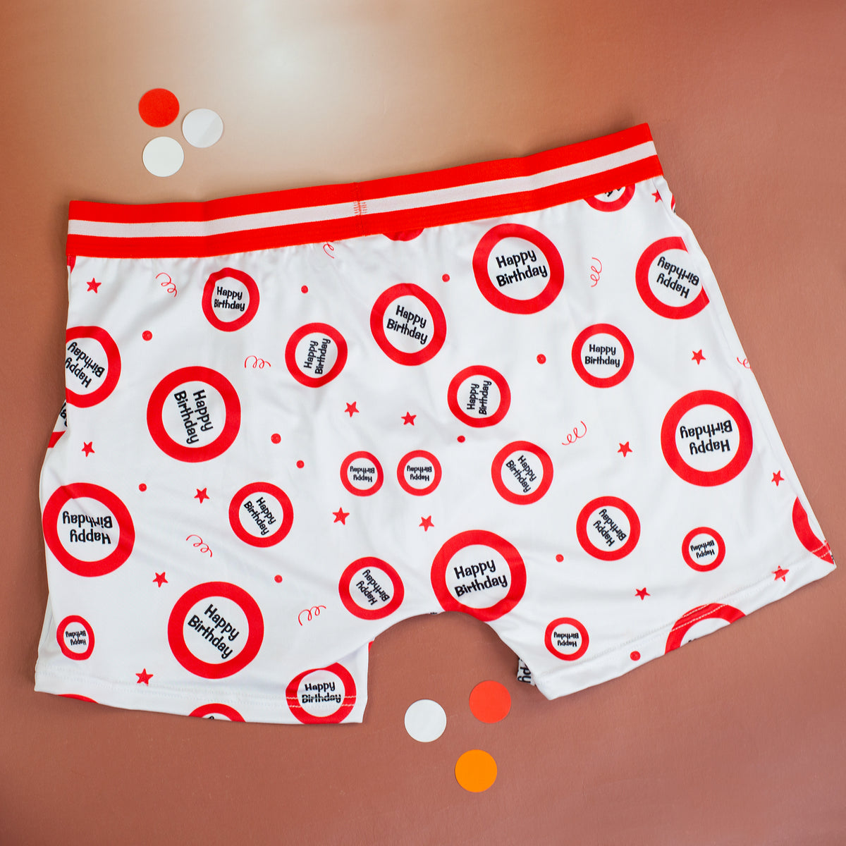 Rückseite der lustigen Boxer Shorts zum Geburtstag mit weiß-rotem Happy Birthday Muster und Party-Elementen