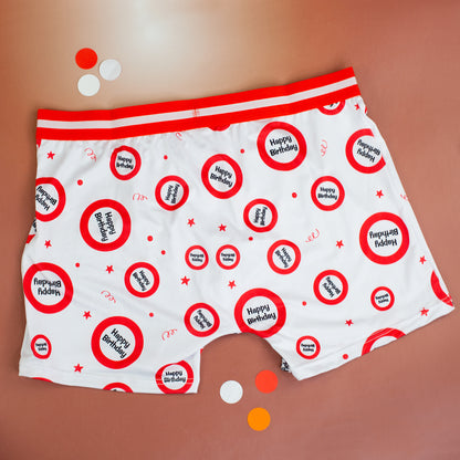 Rückseite der lustigen Boxer Shorts zum Geburtstag mit weiß-rotem Happy Birthday Muster und Party-Elementen