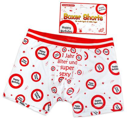 Freigestellte Boxer Shorts zum Geburtstag mit Verpackung, rotem Bund und Spruch 1 Jahr älter und super sexy
